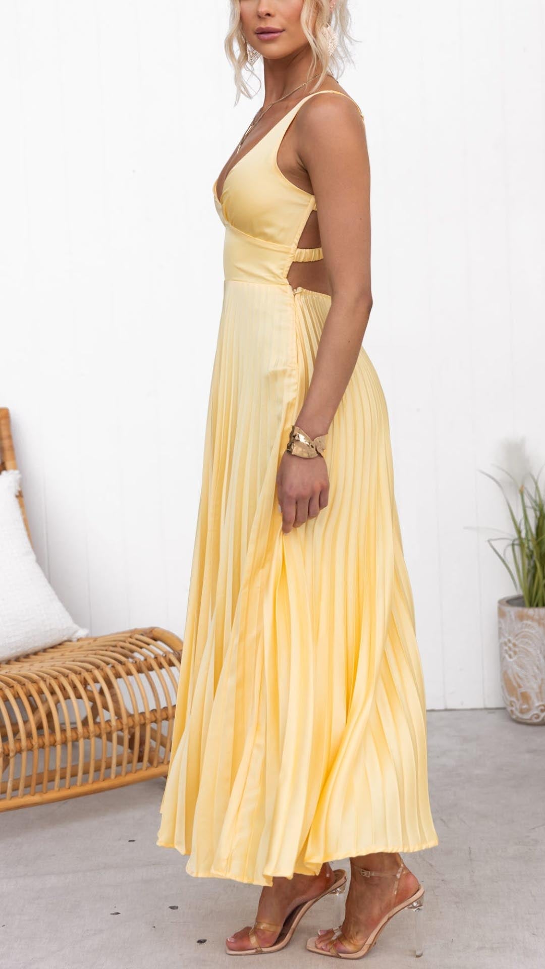 Eline | Elegant long dress with V-neck and pleated skirt